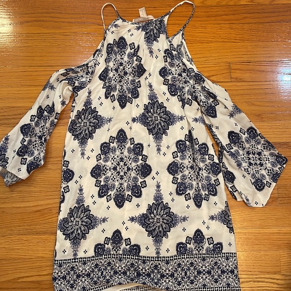 Forever21 Blue and White Abstract Print Open/Cold Shoulder Flowy Keyhole Dress - Picture 11 of 11